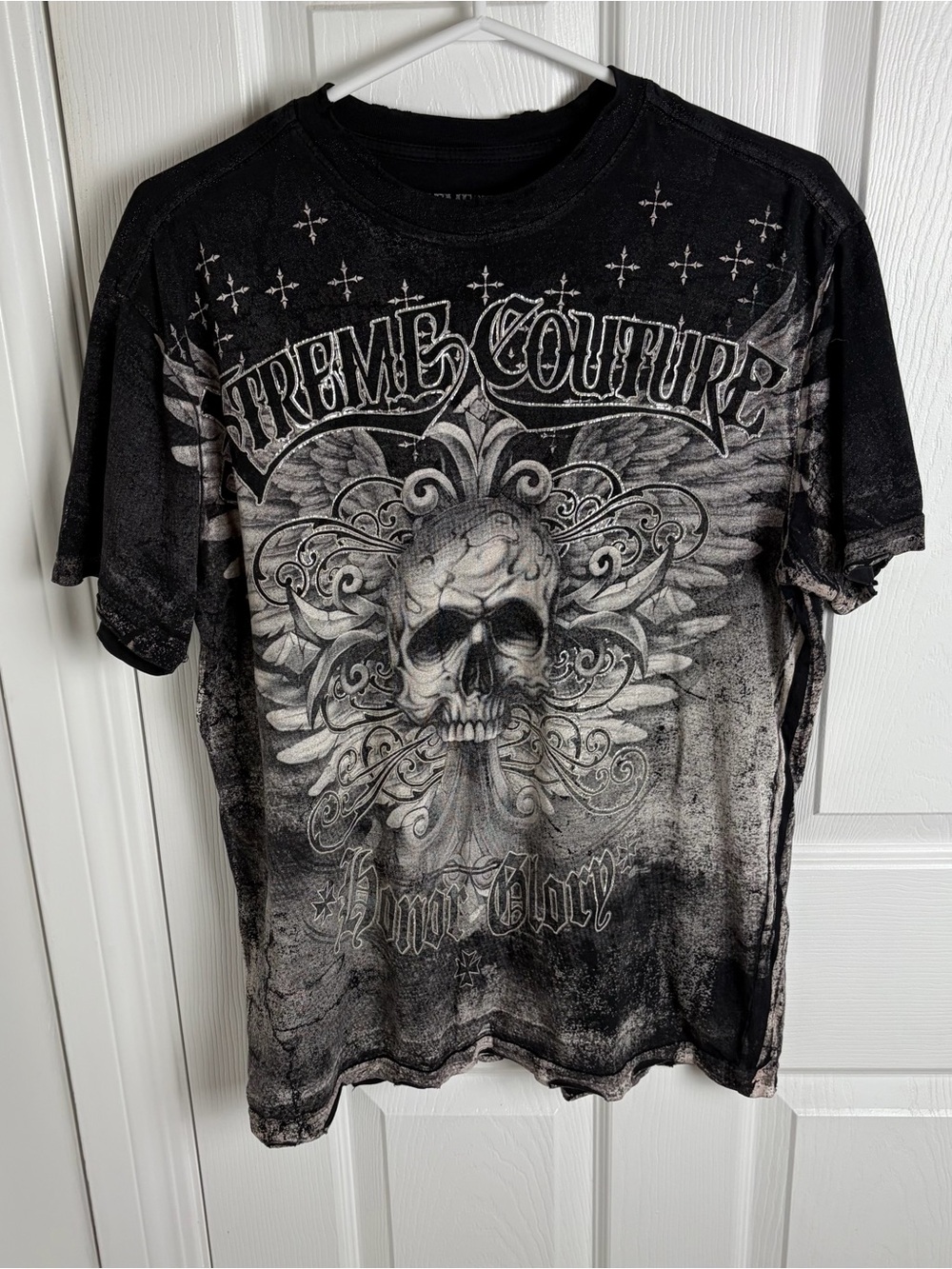 Xtreme Couture Skull Short Sleeve distressed features honor Glory Medium